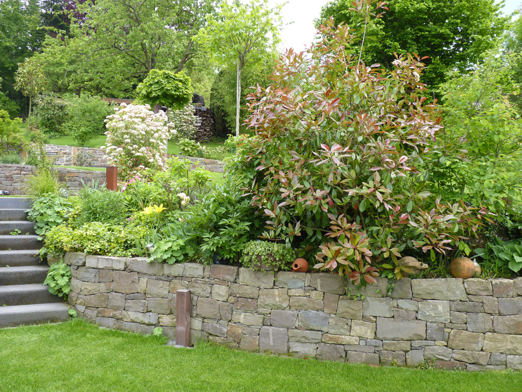 Foto: BGL. - Trockenmauern sind ideal, um Gärten in Hanglage eine Form zu geben, da sich mit ihnen gerade Ebenen auf verschiedenen Stufen schaffen lassen. So entstehen zusätzliche Flächen, die abwechslungsreich bepflanzt werden können.